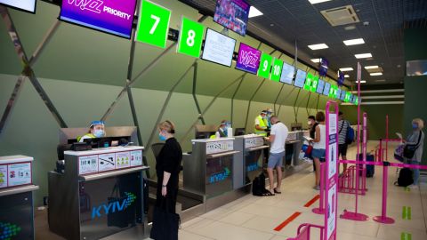 Закрытые границы для украинцев: как паспорт гражданина ЕС "спасает" от коронавируса