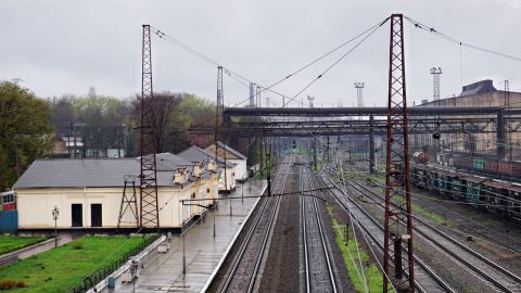 Под Киевом поезд перекрыл пешеходный переход: люди лезли под вагонами (фото)