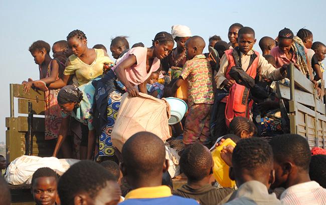 ЄС і країни Африки евакуюють майже 4 тисячі біженців з Лівії