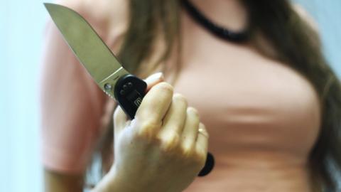 Жертвы семейного насилия или убийцы: в России трое сестер зарезали своего отца