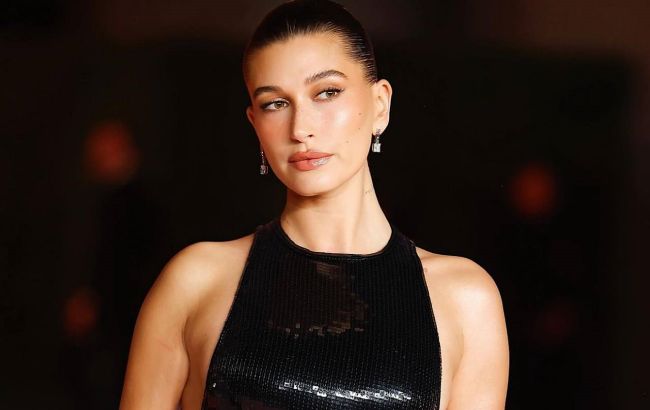 Хейли Бибер показала, как стильно соединить шубу с сумкой от украинского бренда (фото)