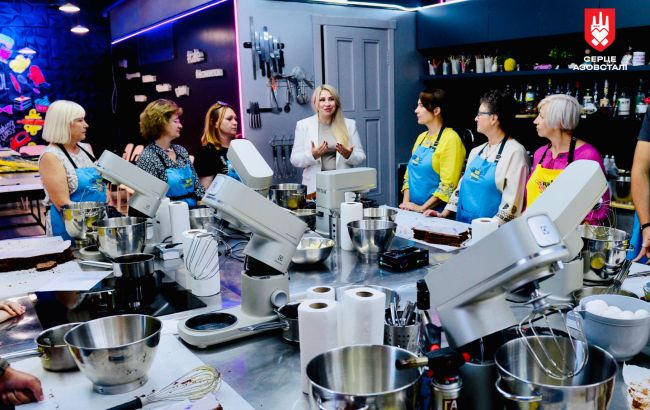 Ко Дню независимости защитники Мариуполя вместе с семьями испекли огромный торт в форме карты Украины