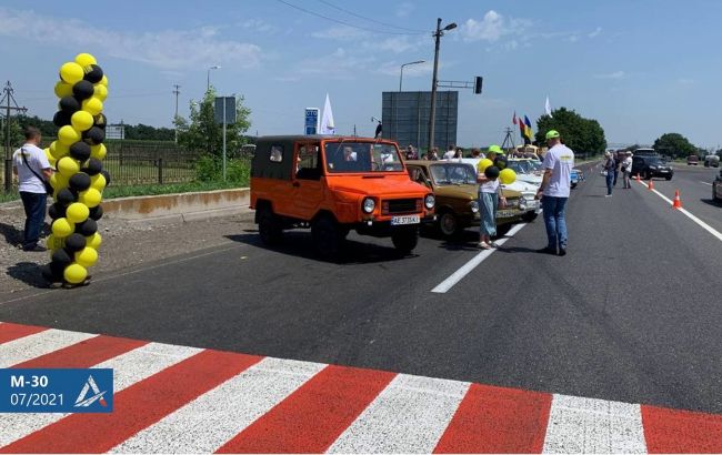 Ретрокари випробували на міцність будівництво Дороги єдності біля Дніпра