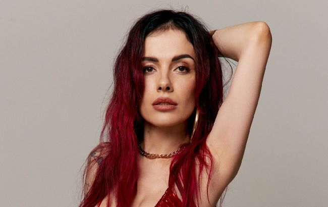 Все тренды зимы: MamaRika показала стильный образ с пуховиком и теплой панамой