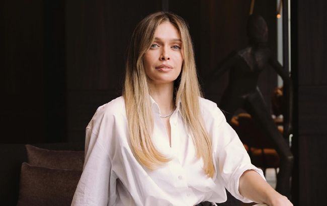 В обтягивающем боди и кожаном пальто: Вера Брежнева похвасталась стройными ногами в новой фотосессии