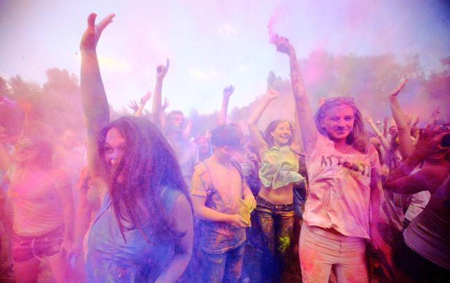 Літо, фарби соковиті емоції: фоторепортаж з яскравого фестивалю Холі в Києві
