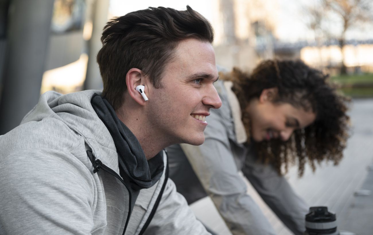 В AirPods є прихована можливість: як вона дозволяє керувати навушниками без дотиків