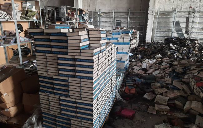 КСД показало наслідки удару по складу, де зберігалися 300 тисяч книжок (фото, відео)