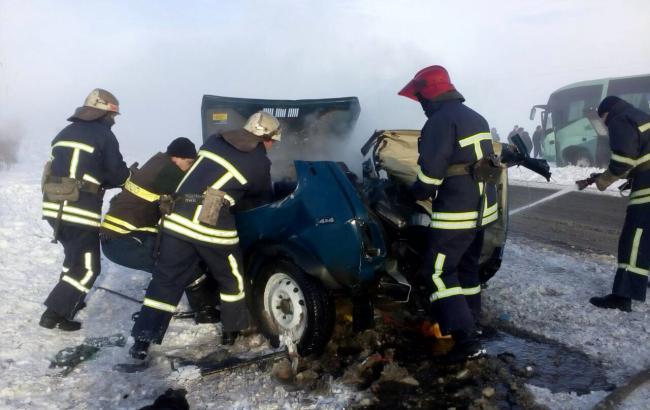 У Запорізькій області пасажирський автобус зіткнувся з автомобілем, є загиблі
