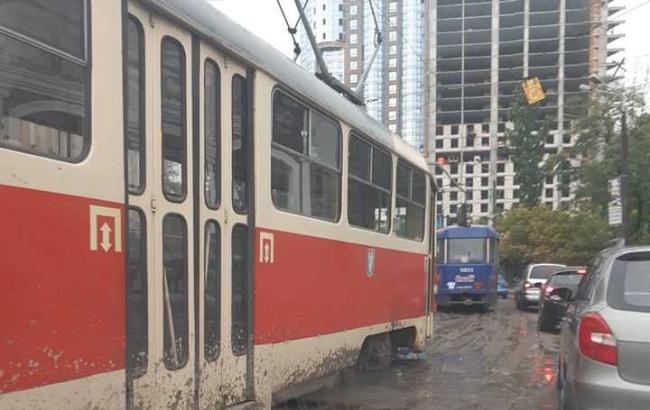 Негода в Києві місцями обмежила рух громадського транспорту