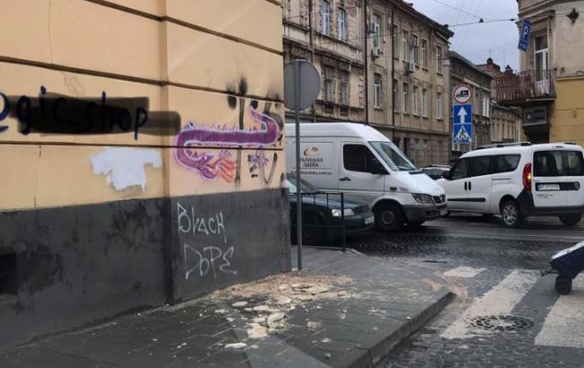 У Львові внаслідок негоди повалені дерева та обірвані лінії електропередач