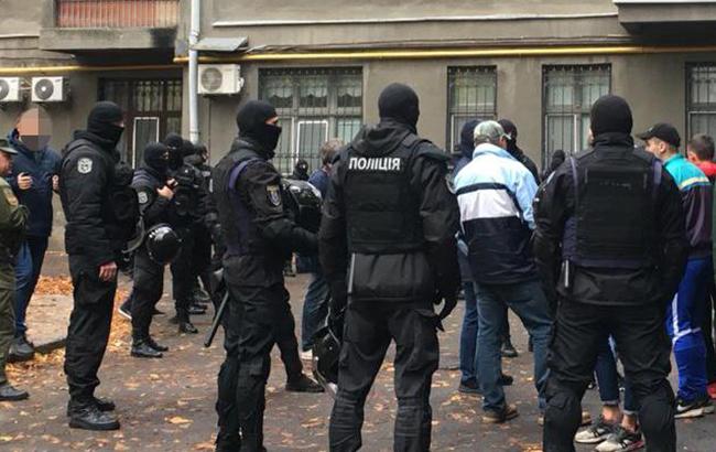 В Киеве полиция задержала группу вооруженных мужчин