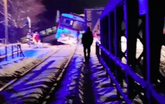 У Словаччині зіткнулися пасажирський потяг і вантажівка, є постраждалі