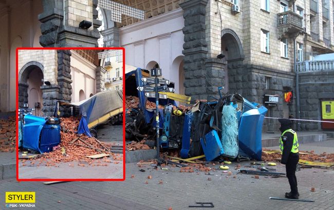 Брусчатку подвезли: в центре Киева перевернулась фура с кирпичами (фото, видео)