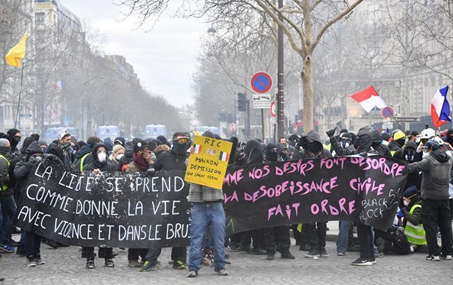 В Париже на акции "желтых жилетов" арестованы более 120 человек