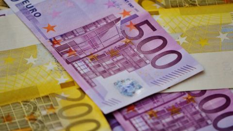 НБУ опустил официальный курс евро ниже 30 гривен