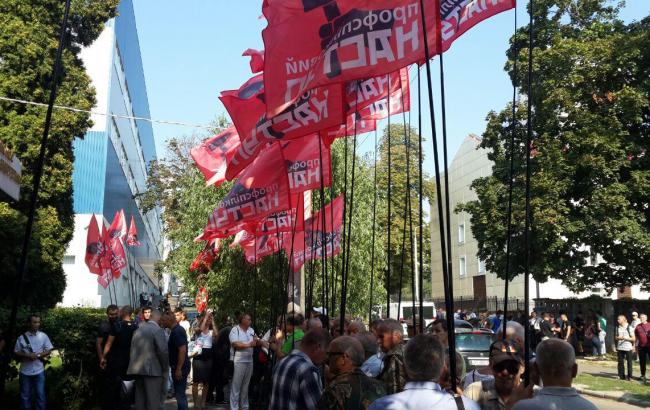 Под НКРЭКУ более тысячи представителей профсоюзов протестуют против абонплаты за газ