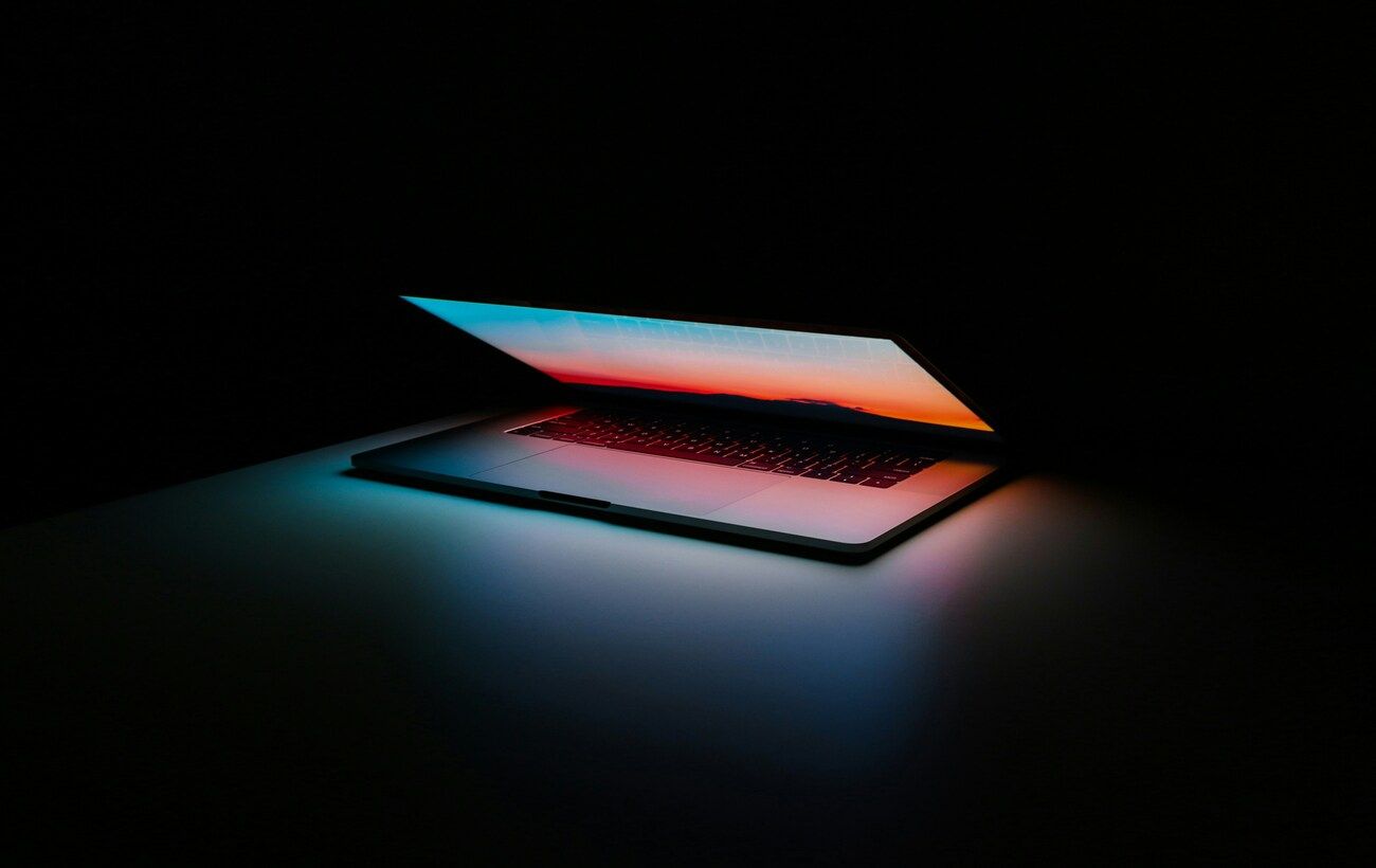 Apple представить перший MacBook із сенсорним екраном: деталі новинки
