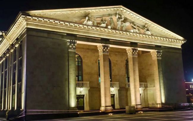 "Танці на кістках": у Маріуполі росіяни відкривають драмтеатр, де загинули люди