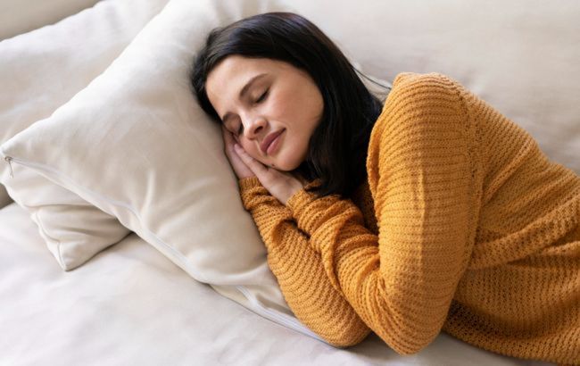 Яку подушку купити, щоб не боліла шия, а сон був міцним: поради з вибору