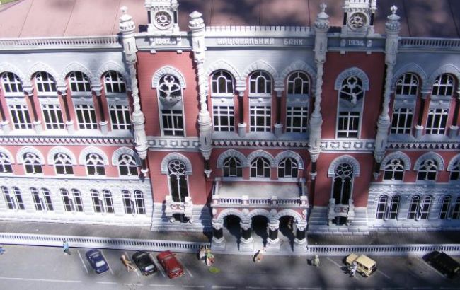 НБУ на 1 декабря ослабил курс гривны до 23,94 гривен за доллар