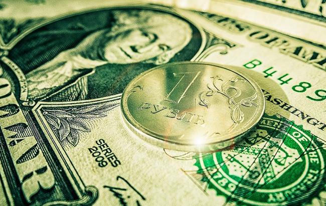 Официальные курсы доллара и евро в РФ поднялись на 4 рубля