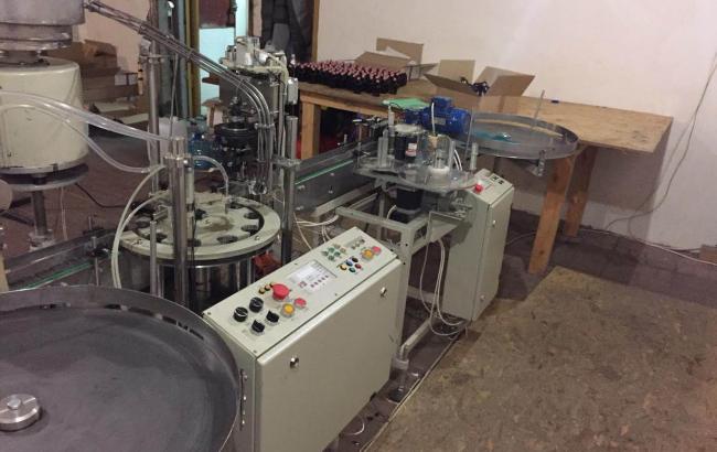 У Києві викрили підпільний цех з виробництва спирту
