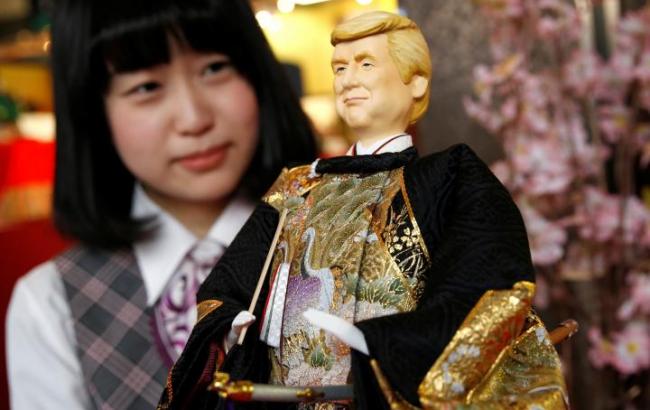 Японці створили ляльку одягненого в кімоно Трампа