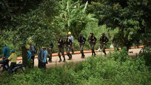 Рятувальники визволили перших двох дітей з печери в Таїланді