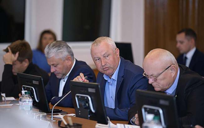 Раде рекомендуют не отменять повышение с 2019 года минимального оклада госслужащих