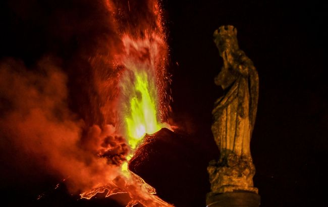 Вулкан Етна знову активізувався і заблокував повітряний простір на Сицилії