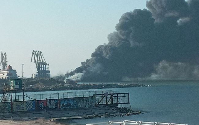 В оккупированном Бердянске произошли взрывы, в порту масштабный пожар