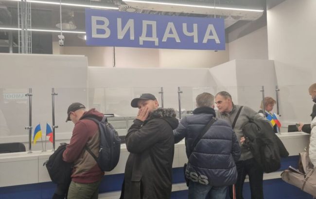 "Это ужас, что делают!": украинцы возмущены прекращением консульских услуг за границей