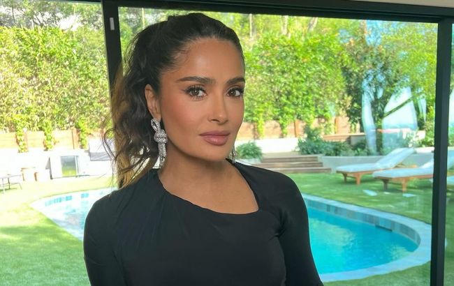 57-летняя Сальма Хайек ошарашила фигурой в прозрачном топе: "Икона красоты"