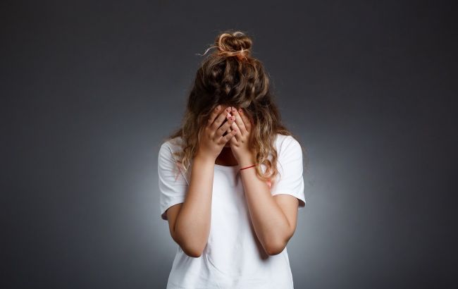 Жінка зробила величезне тату і стала зіркою мережі: малюнок на обличчі схожий на іграшки для дорослих (фото)