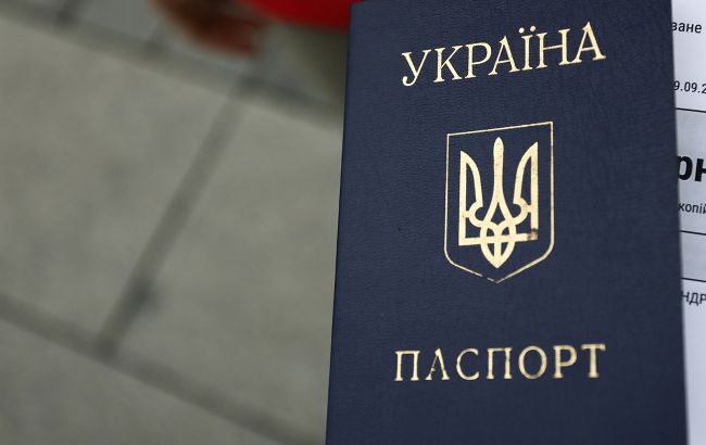 Паспорт Украины спас жизнь воину на передовой (фото)