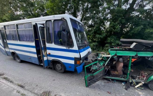 У Броварах легковик влетів у пасажирський автобус, є загибла дитина та поранені