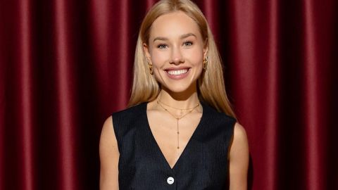 Даша Квиткова показала, как носить интересный весенний лук из трендовых вещей