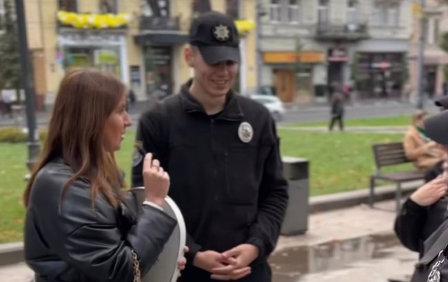 Блогерша узнала, что с собой в сумке носит полицейский. Интересные вещи (видео)