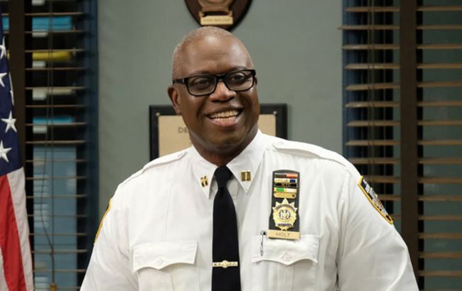 Умер знаменитый голливудский актер, сыгравший капитана Холта в "Бруклине 9-9"