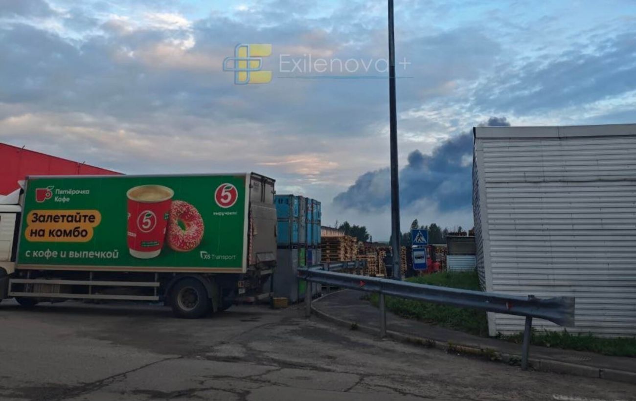 Дрони вдарили по одному з найбільших НПЗ Росії та спричинили пожежу (фото, відео)