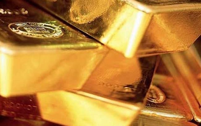 Світові ціни на золото впали до п'ятирічного мінімуму