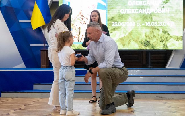 До Дня пам&rsquo;яті захисників України: родини полеглих Героїв отримали нагороди від мера Києва