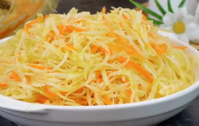 "Вітамінний” салат з капусти, який колись був у кожній їдальні: простий рецепт