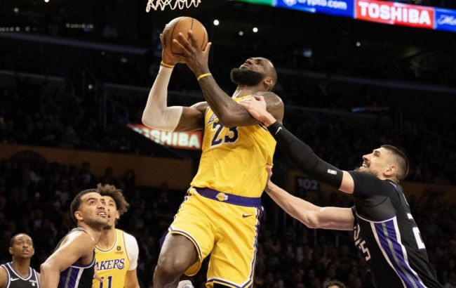 Леброн слемданком крізь руки українця не врятував дербі для "Лейкерс": момент дня в НБА