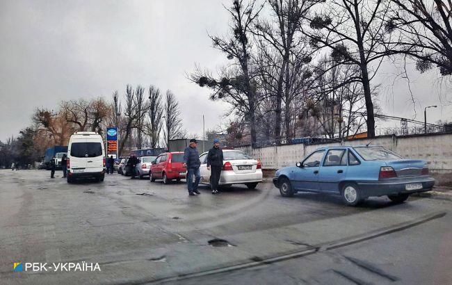 Лимит на топливо и угроза отключения света: на АЗС в Киеве огромные очереди