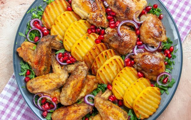 Смачніше за шашлик на природі: як запекти курку з картоплею так, щоб м&rsquo;ясо тануло в роті