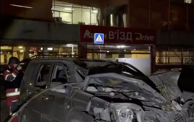 У Києві через російську атаку пошкоджено магазин Auchan Чернігівська: він тимчасово не працюватиме