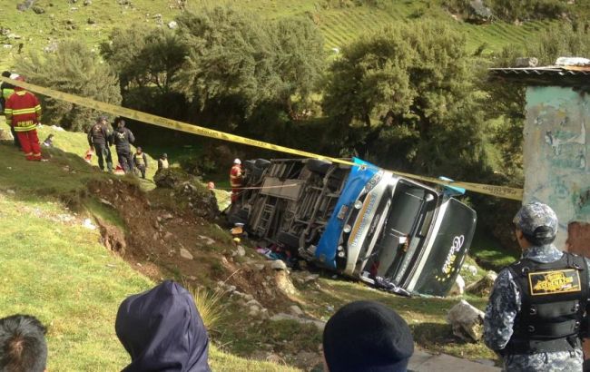 В Перу автобус упал в ущелье, десятки погибших