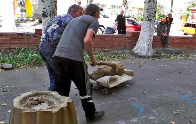 В Славянске демонтировали статуи пионеров на здании Центра детского творчества